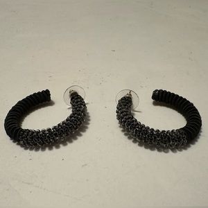 Earrings‎